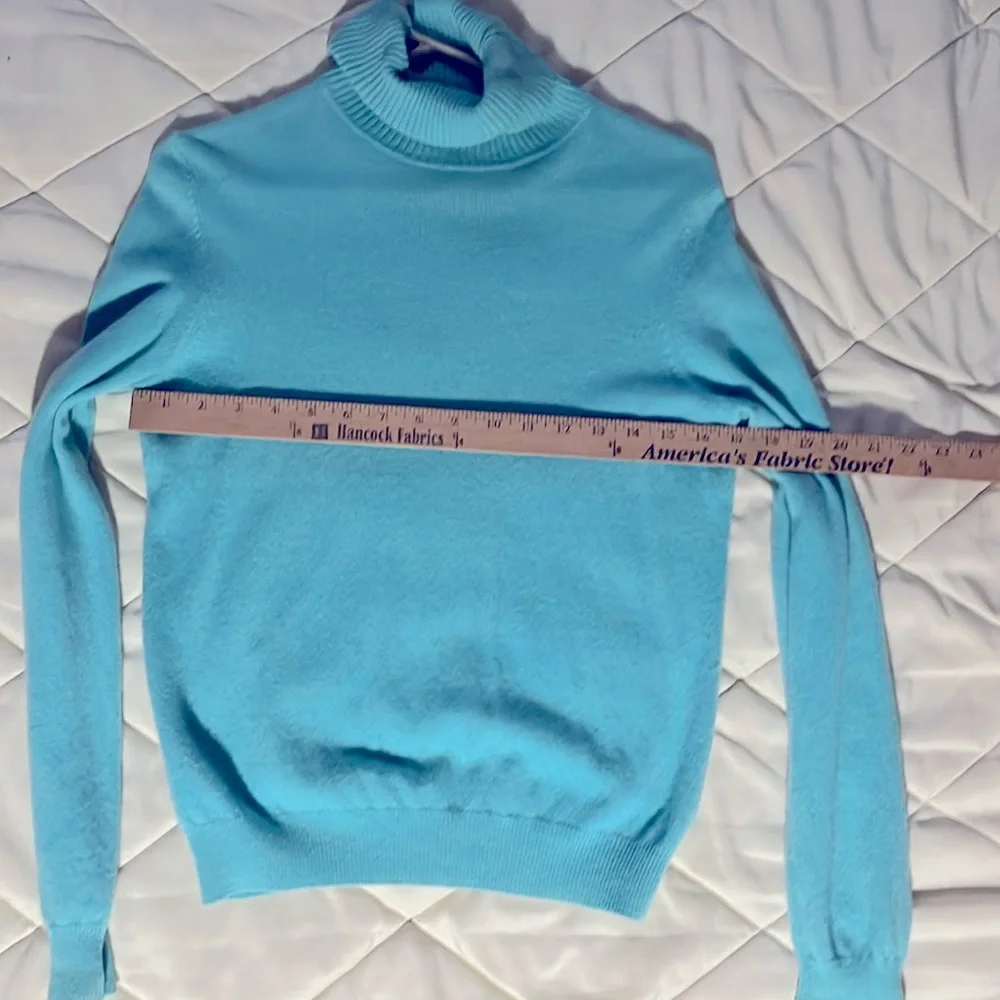 💯% cashmere women’s small green turtleneck sweater excellent condition - Picture 5 of 5